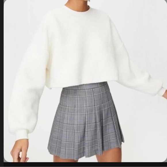 Sunday Best Aritzia Fuzzy Cropped V-Neck Sweater Cream Soft Knit Size M